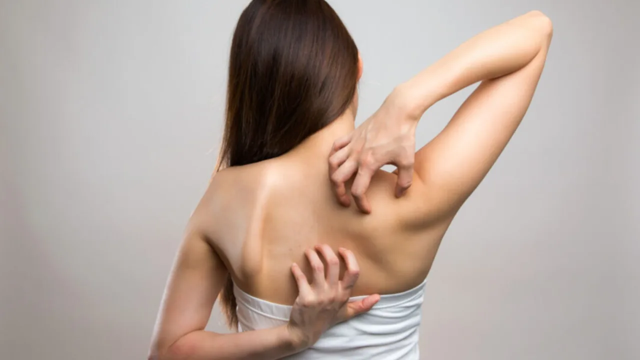 Após coceira persistente, mulher descobre doença neurológica