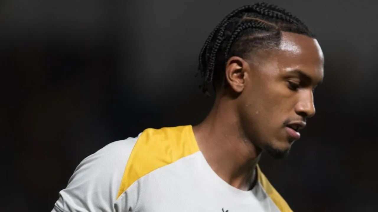 Após lesão, Cauê volta a ser relacionado no Criciúma