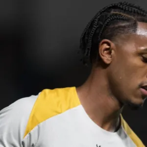 Após lesão, Cauê volta a ser relacionado no Criciúma