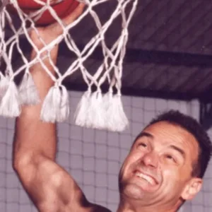 Após mal-estar, Oscar Schmidt é hospitalizado