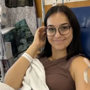 Após ter sintomas confundidos com sarna, jovem descobre câncer no sangue