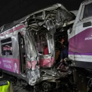 Batida entre trens mata 14 e deixa dezenas de feridos na Indonésia