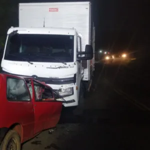 Batida violenta entre carro e caminhão deixa uma pessoa morta em SC