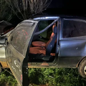 Bombeiros atendem colisão de veículo contra residência, em São Joaquim