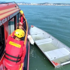 Bombeiros lançam cartilha para abertura da safra da tainha em SC