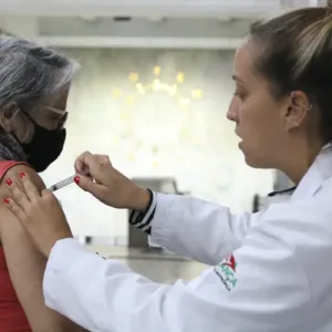 Butantan busca voluntários para teste de vacina da gripe para idosos