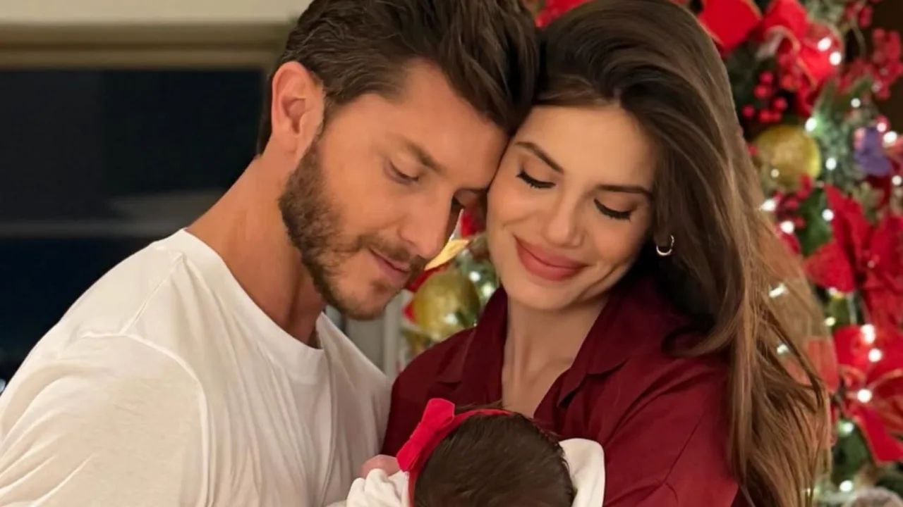 Camila Queiroz revela rosto da filha e web reage 'mini Klebber Toledo'