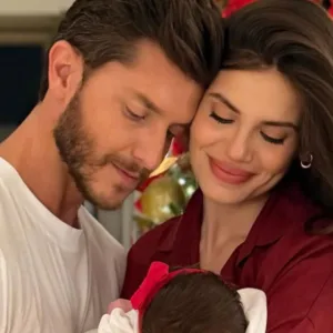 Camila Queiroz revela rosto da filha e web reage 'mini Klebber Toledo' | Foto: @camilaqueiroz | Redes Sociais