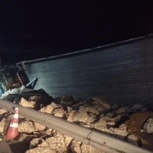 Caminhão de batatas capota na BR-116 e deixa dois feridos | Foto: 5º BBM