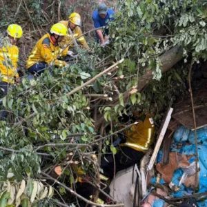 Caminhoneiro fica preso em ferragens por mais de cinco horas após acidente