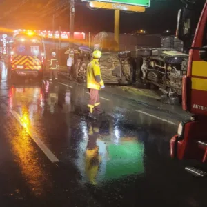 Caminhonete capota após colisão com veículos estacionados em Lages - Imagem: reprodução/ CBMSC