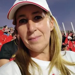 Cansaço extremo e urina escura levam mulher a descobrir doença rara