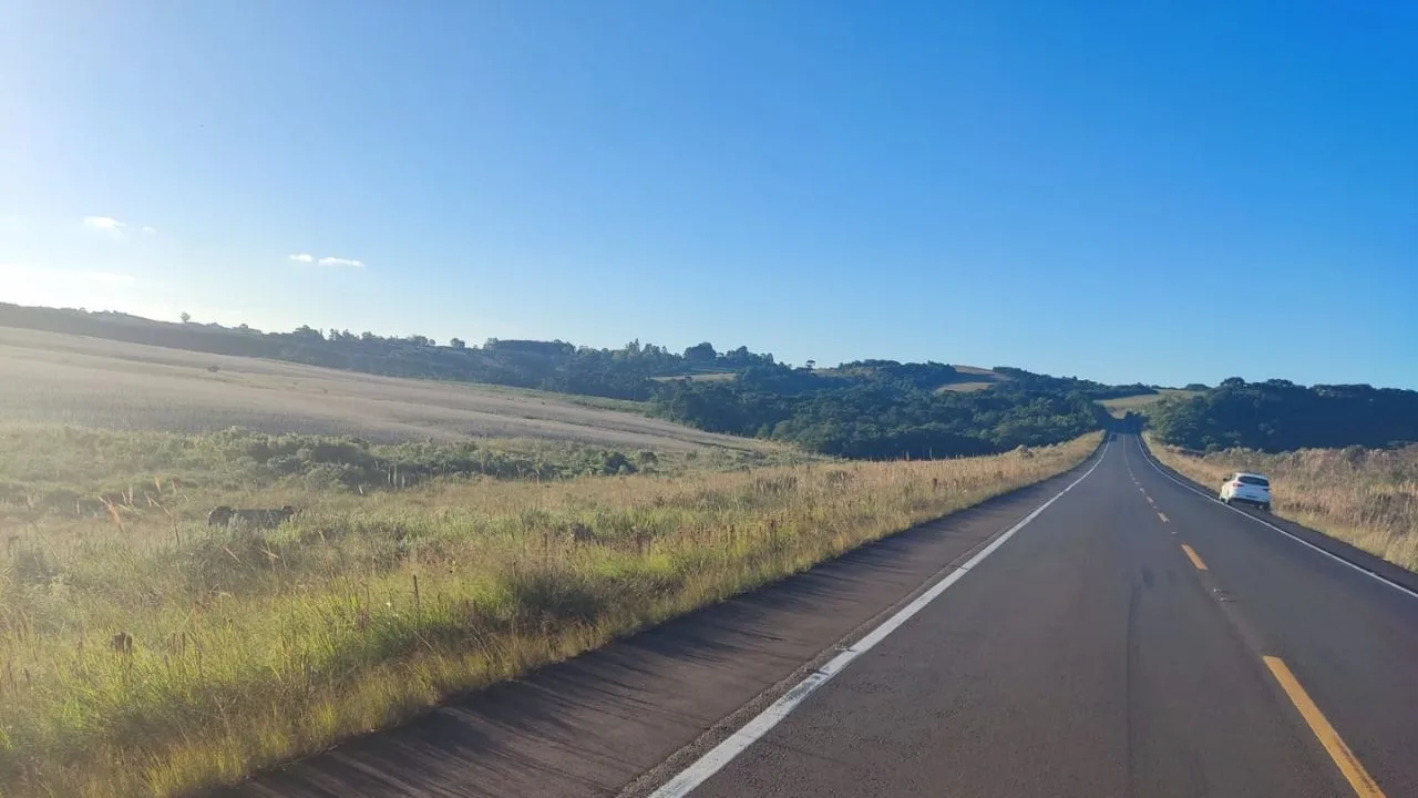 Capotamento após colisão deixa ferido na SC-114 em Lages