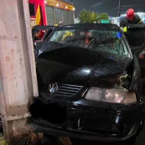 Carro bate em poste e deixa dois feridos em Lages | Foto: 5º BBM