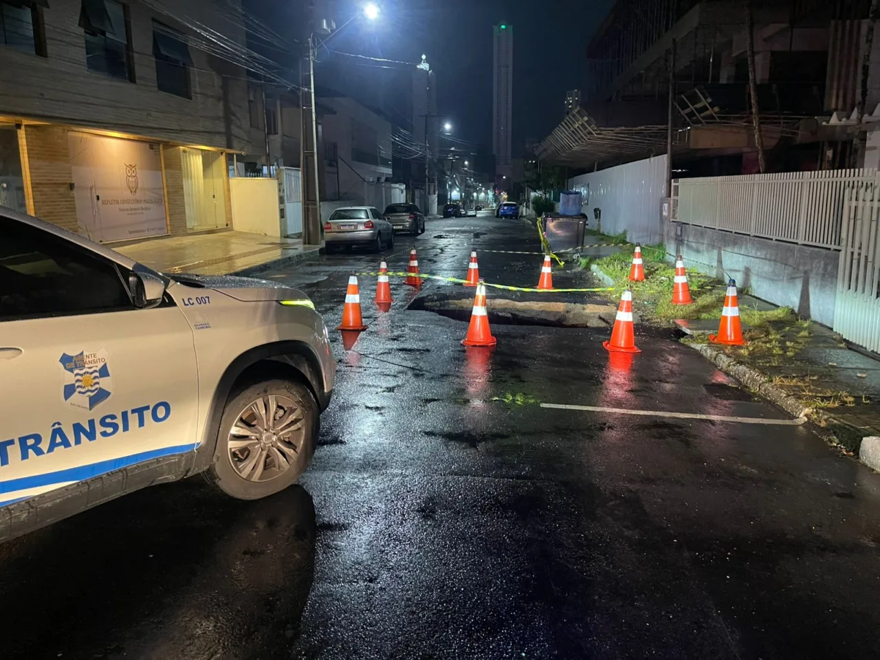 Carro cai em cratera após chuva intensa em Balneário Camboriú