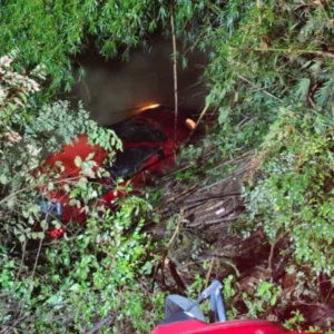 Carro cai em rio após saída de pista e motorista é socorrida em SC