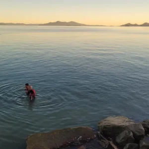 Carro cai no mar na Avenida Beira-Mar Norte, em Florianópolis | Foto: CBMSC/Divulgação