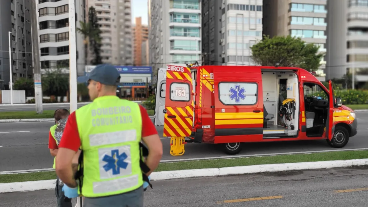 Carro cai no mar na Avenida Beira-Mar Norte, em Florianópolis (1)