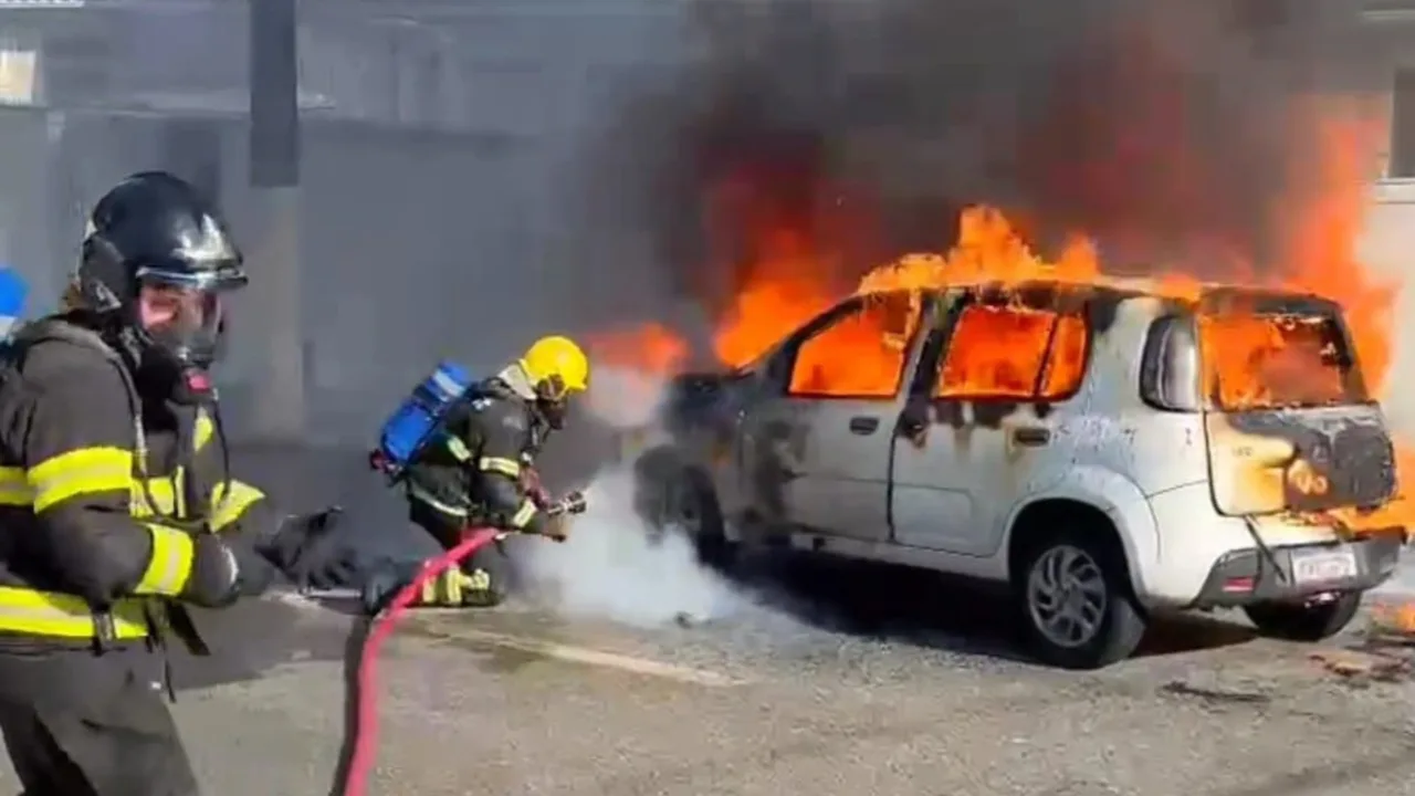 Carro pega fogo em Florianópolis