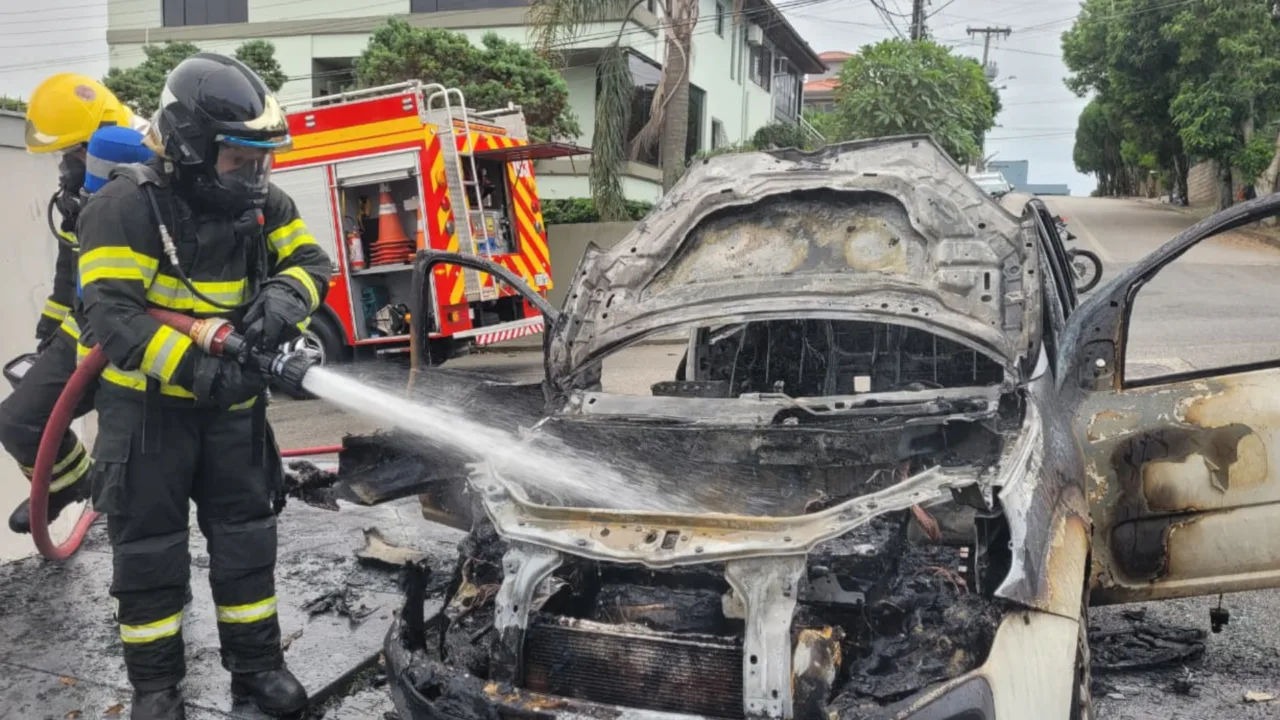 Carro pega fogo em Florianópolis