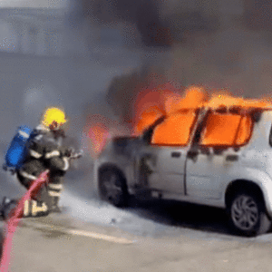 Carro pega fogo em Florianópolis