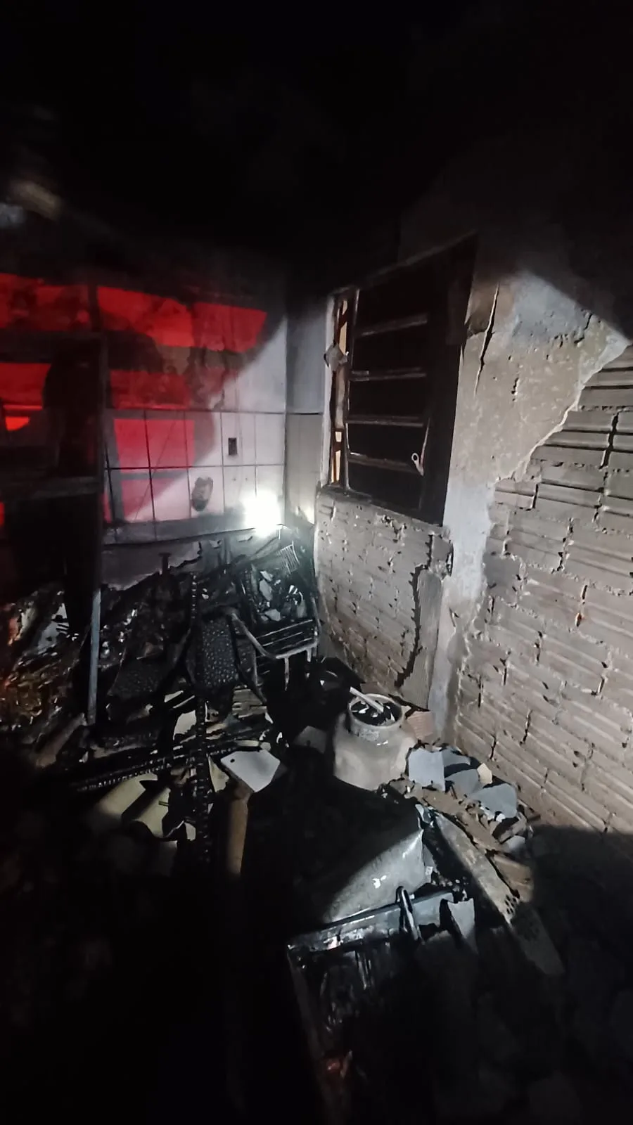 Casa é consumida pelo fogo e mulher é encontrada morta em SC (1)