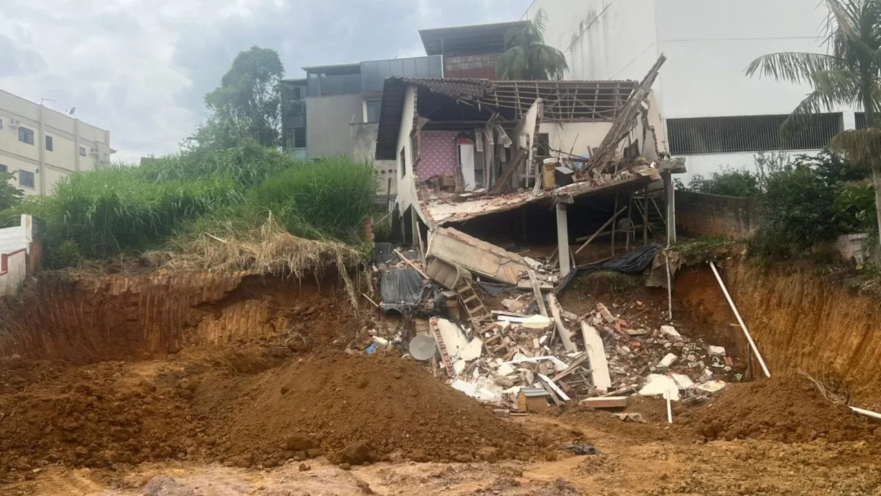 Casa racha ao meio e família deixa imóvel às pressas após obra vizinha em SC