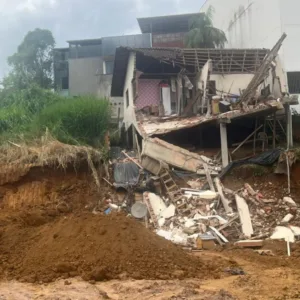 Casa racha ao meio e família deixa imóvel às pressas após obra vizinha em SC