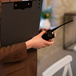 Cerimonialista é presa suspeita de aplicar golpes em festas em SC