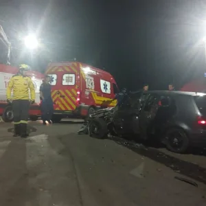 Colisão e capotamento mobilizam bombeiros em Lages