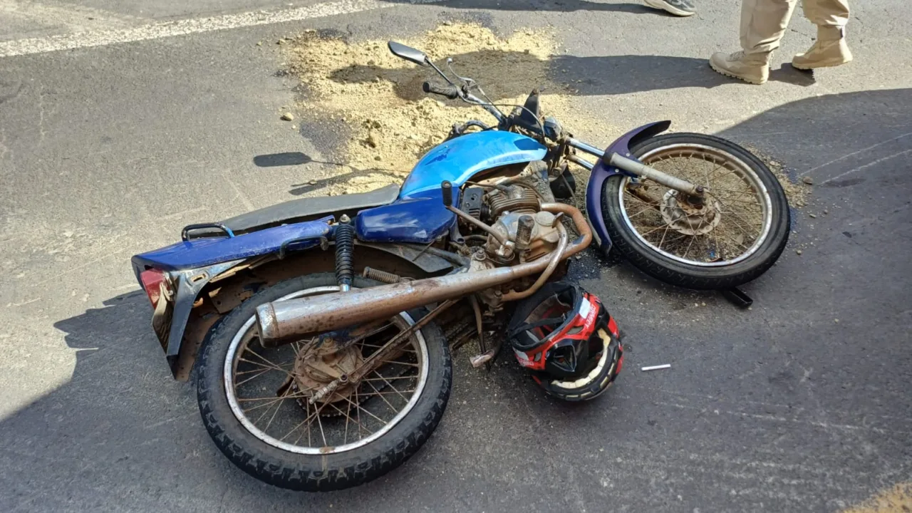 Colisão entre carro e moto deixa dois feridos na BR-282