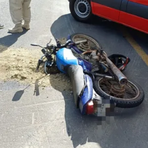 Colisão entre carro e moto deixa dois feridos na BR-282