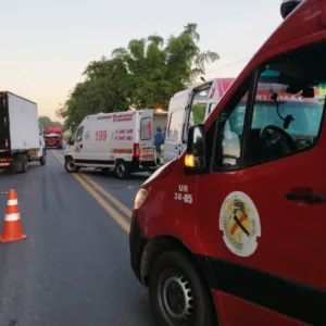 Colisão entre moto e bicicleta deixa duas vítimas graves na BR-280