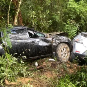 Colisão seguida de capotamento deixa três feridos em Alfredo Wagner | Foto: 5º BBM