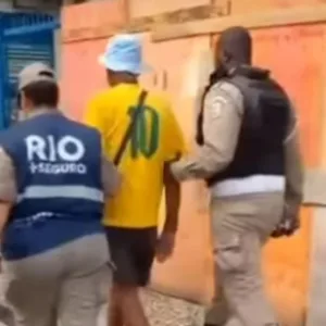 Com camisa do Brasil, argentino é preso por racismo