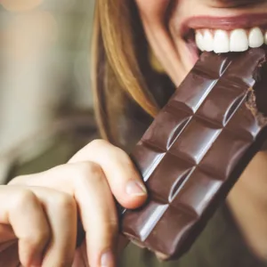 Comer chocolate à noite ajuda ou atrapalha o sono? Entenda