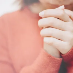 Conheça o Salmo 142, oração poderosa para momentos de angústia e desespero