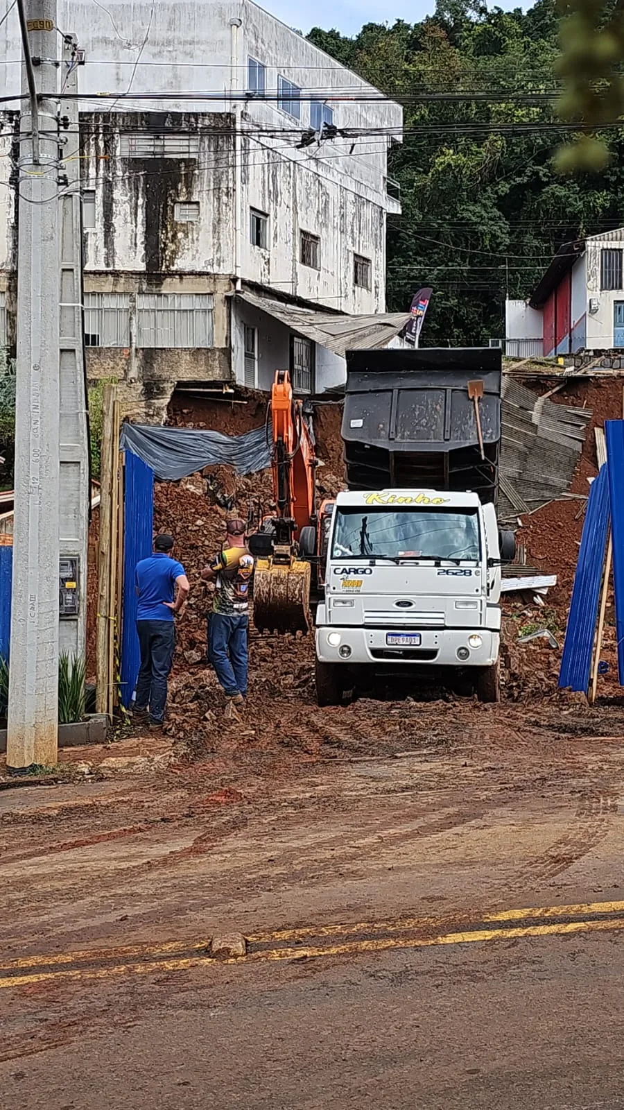 Deslizamento de terra em obra deixa famílias fora de casa em SC