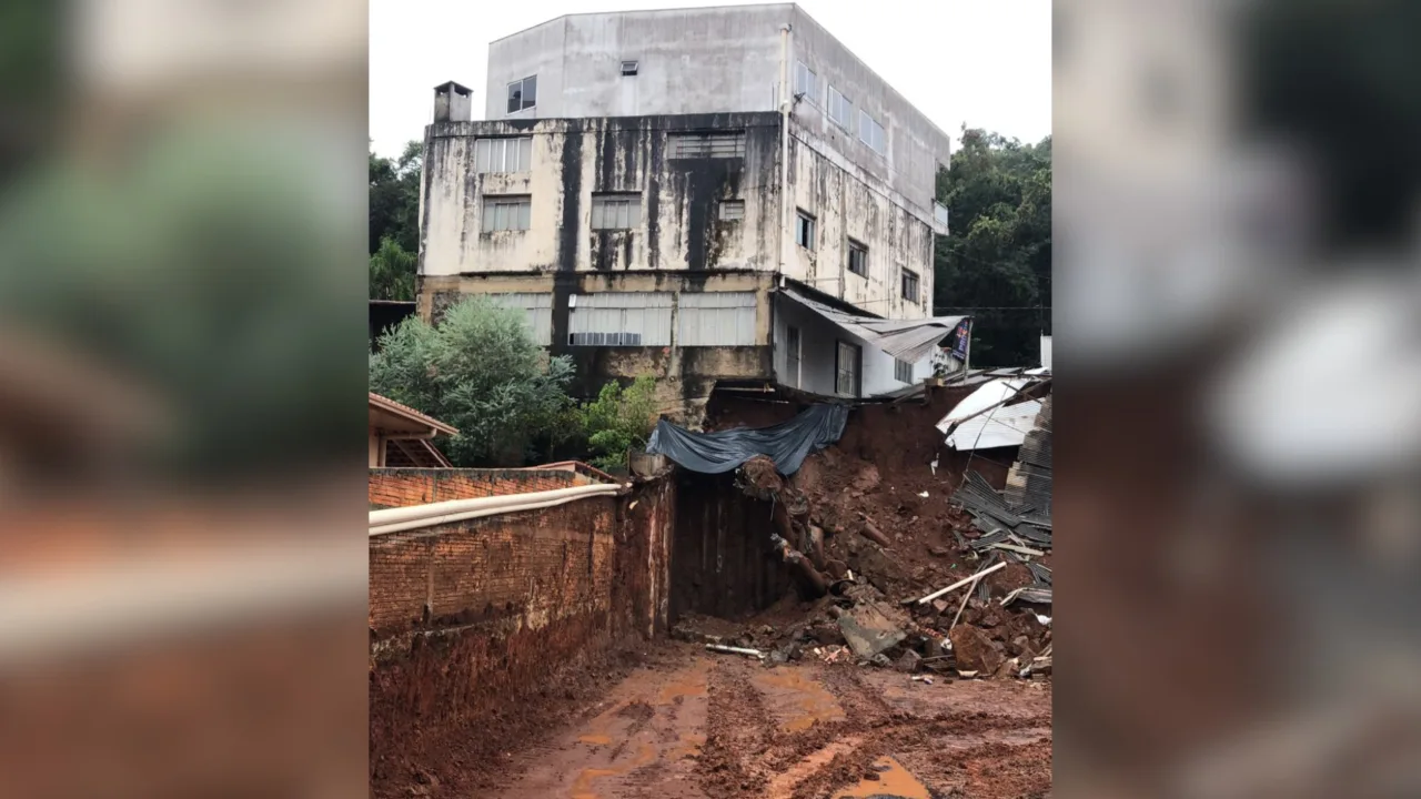 Deslizamento de terra em obra deixa famílias fora de casa em SC