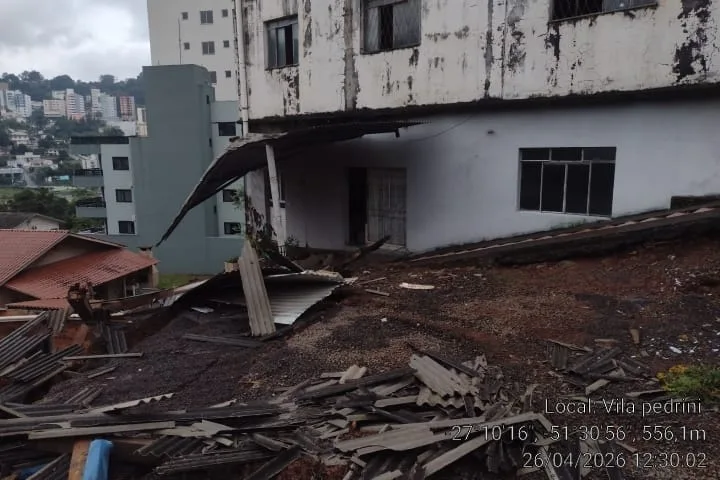 Deslizamento de terra em obra deixa famílias fora de casa em SC