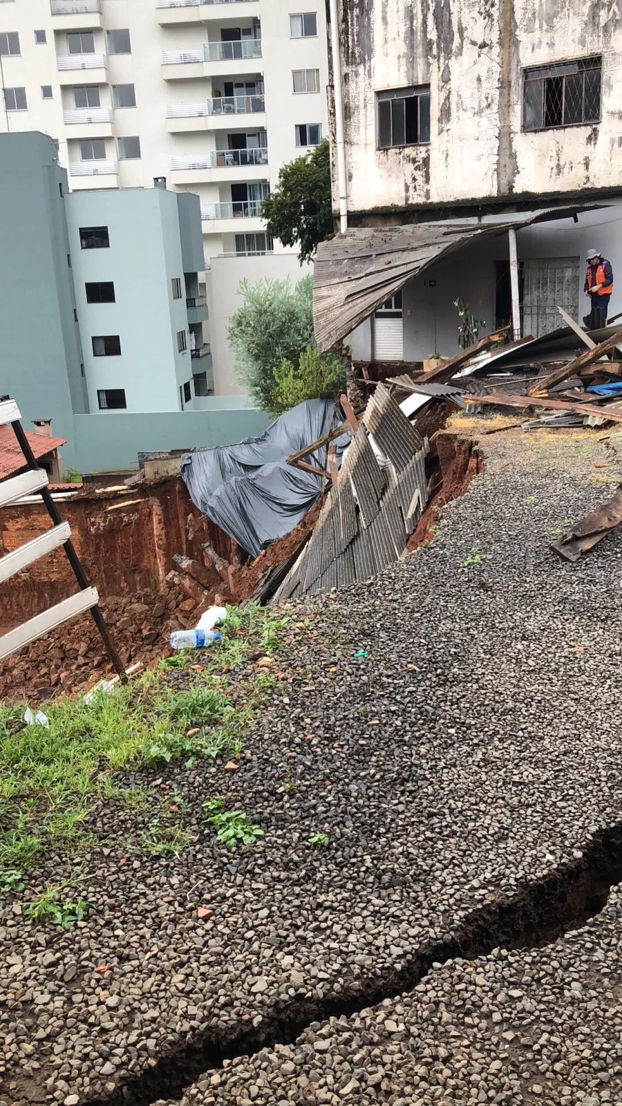 Deslizamento de terra em obra deixa famílias fora de casa em SC