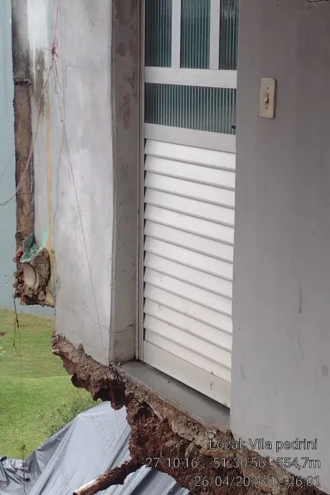 Deslizamento de terra em obra deixa famílias fora de casa em SC