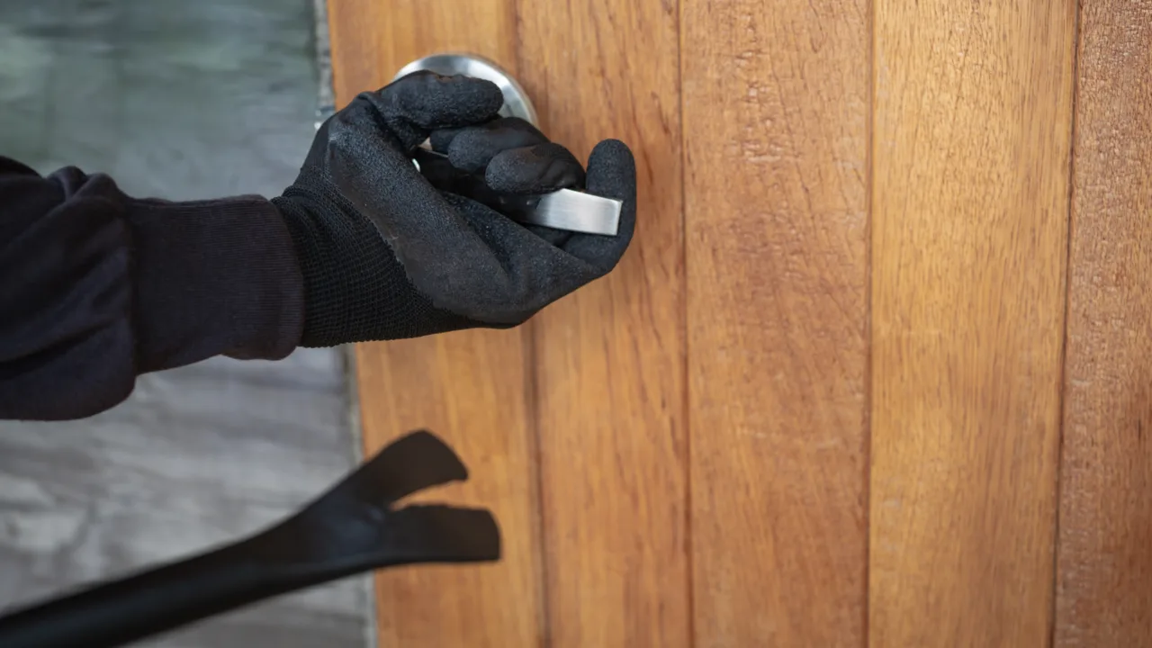 Dupla invade casa e rouba cofre com R$ 15 mil em SC