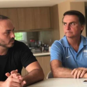 'Intermináveis', Carlos Bolsonaro relata crises de soluço do pai após visita