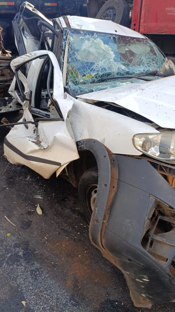 Engavetamento mata motorista e deixa feridos na BR-376