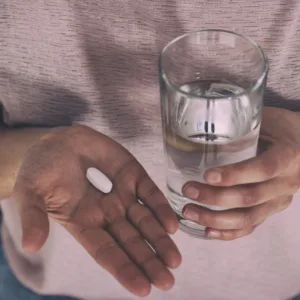 Entenda por que tomar antibióticos sem orientação pode ser perigoso