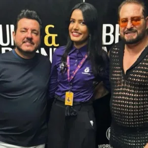 “Eu errei” Marrone viraliza após usar camisa transparente em show em SC