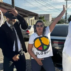 Família catarinense viraliza ao se vestir de Michael Jackson para buscar filha no trabalho | Foto: Arquivo pessoal/Ingrid Fontela