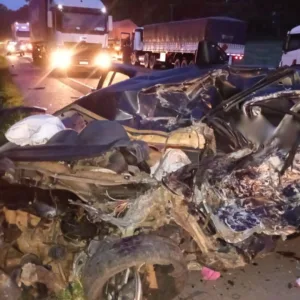 Pai, mãe e filho de 4 anos morrem em grave acidente na BR-116