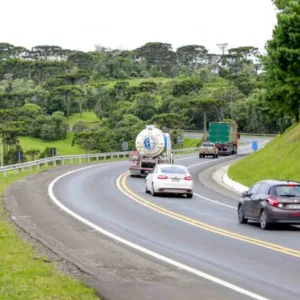Feriado deve levar 188 mil veículos à BR-116 entre PR e SC; veja horários de pico
